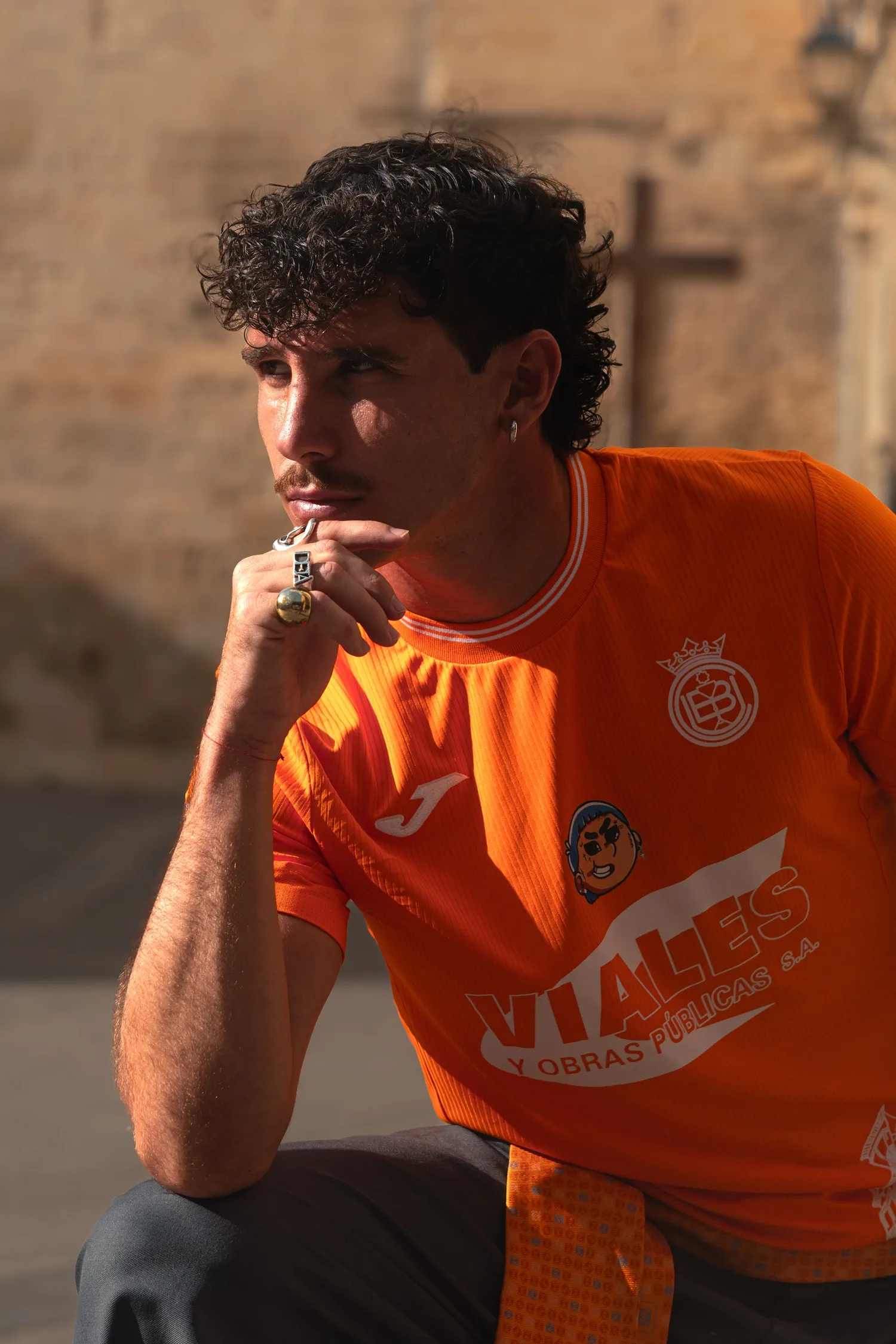 Camiseta Conquense Naranja - Pose pensativa