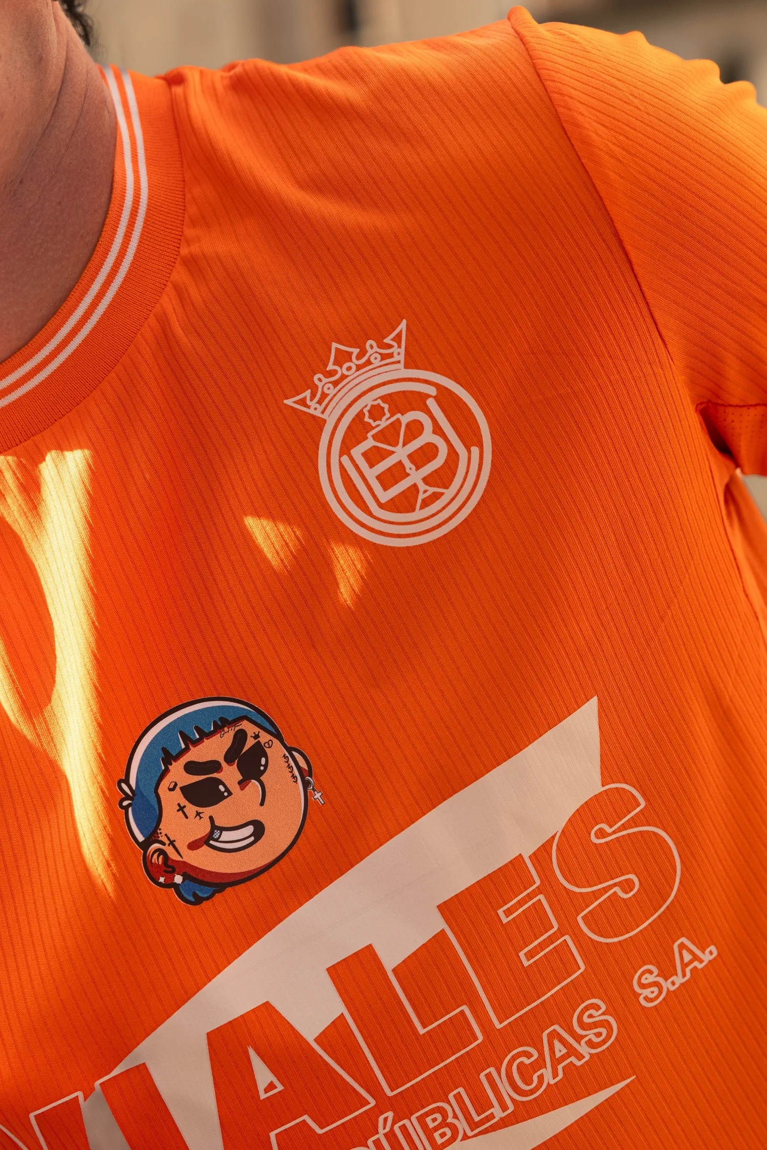 Camiseta Conquense Naranja - Detalle escudo y mascota