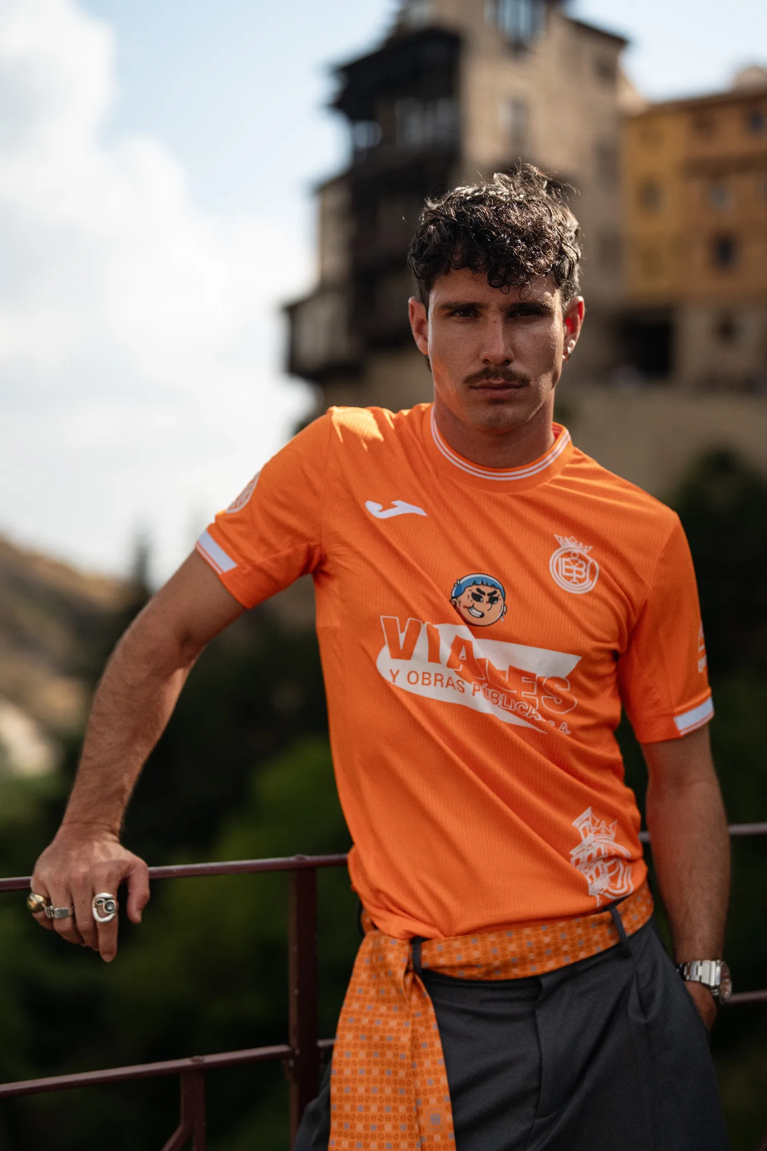 Camiseta Conquense Naranja - Pose casual barandilla