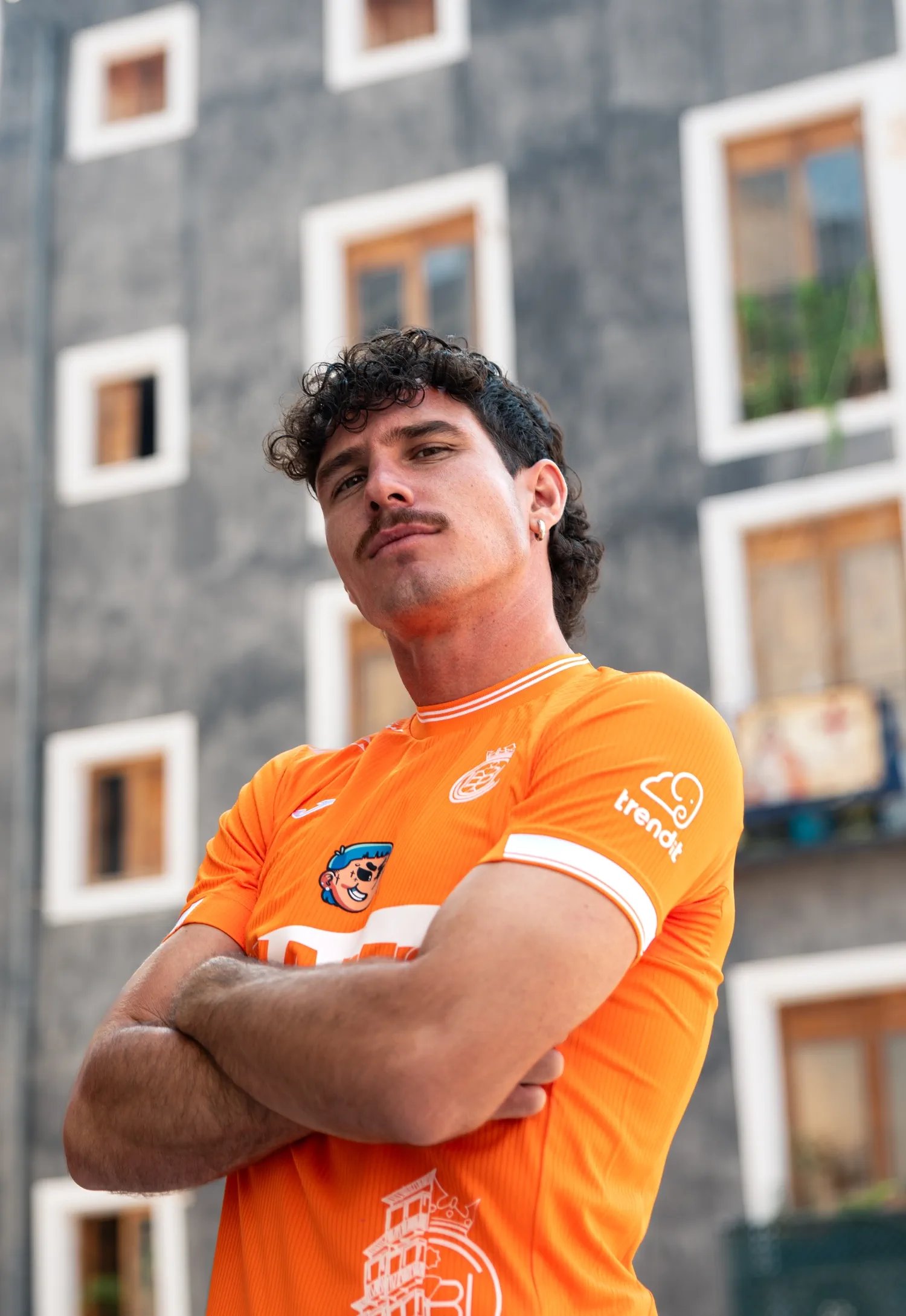 Camiseta Conquense Naranja - Pose confiada brazos cruzados