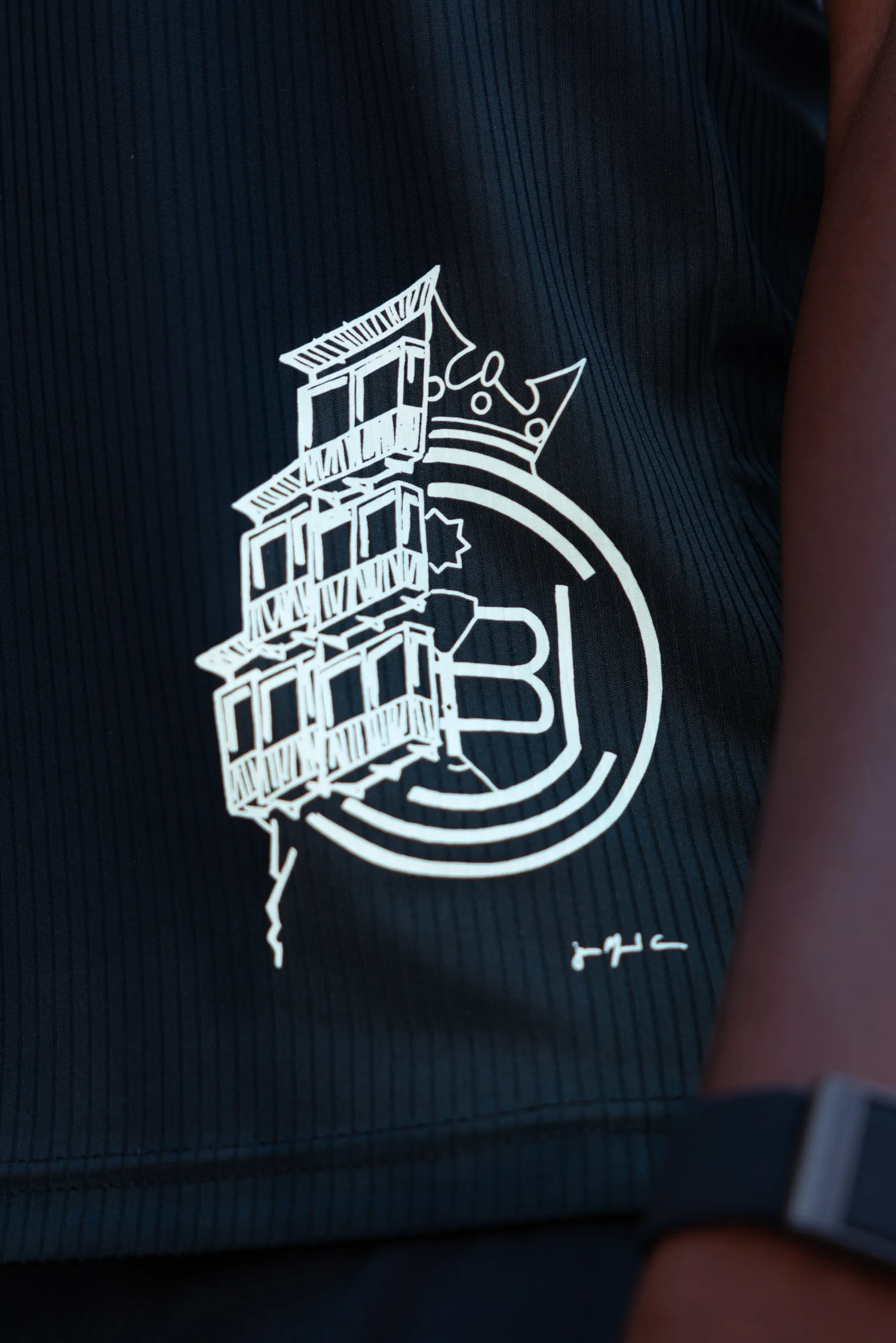 Camiseta Conquense Negra - Detalle del escudo