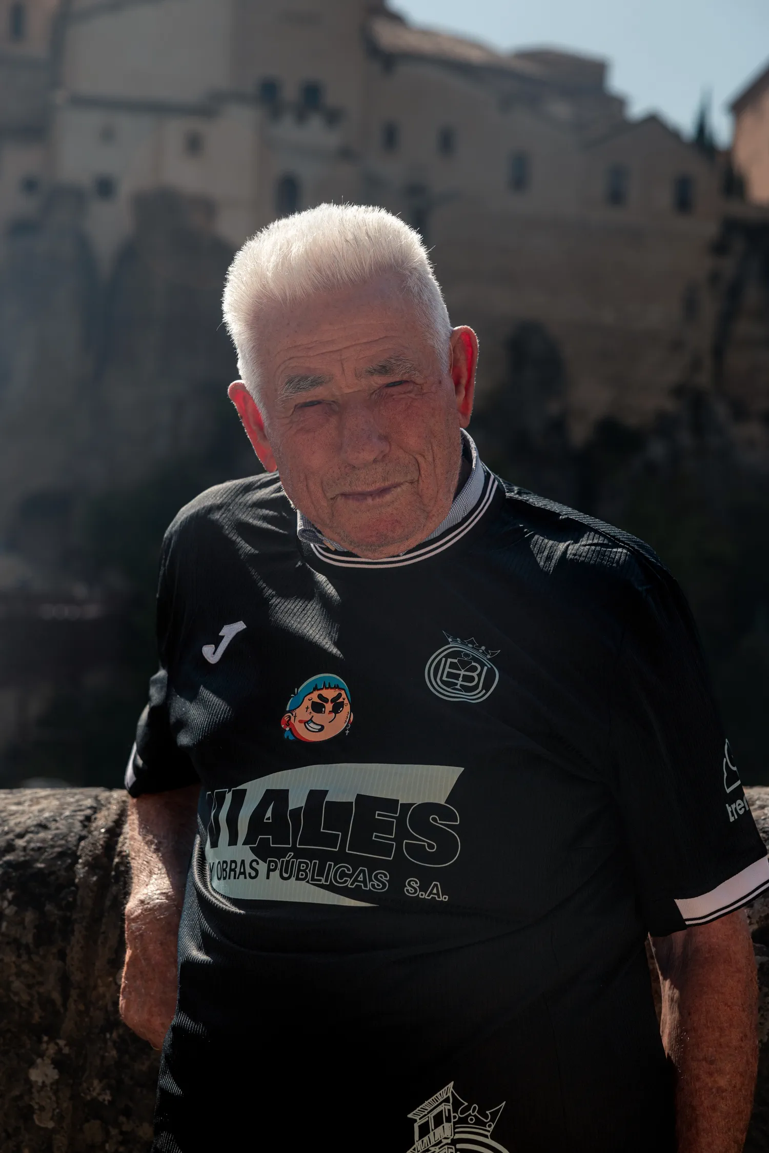 Camiseta Conquense Negra - Hombre mayor sonriente