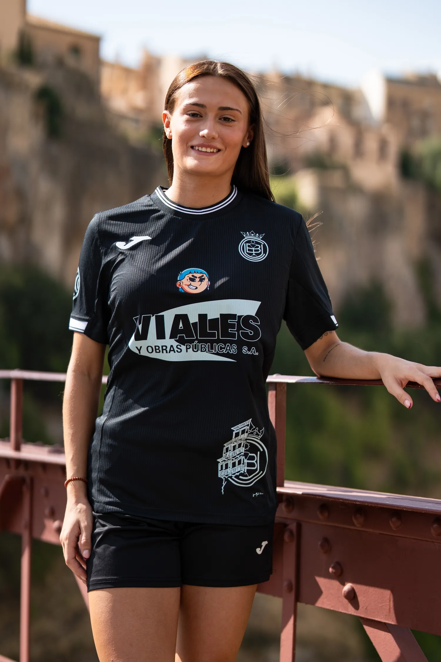 Camiseta Conquense Negra - Mujer joven balcón
