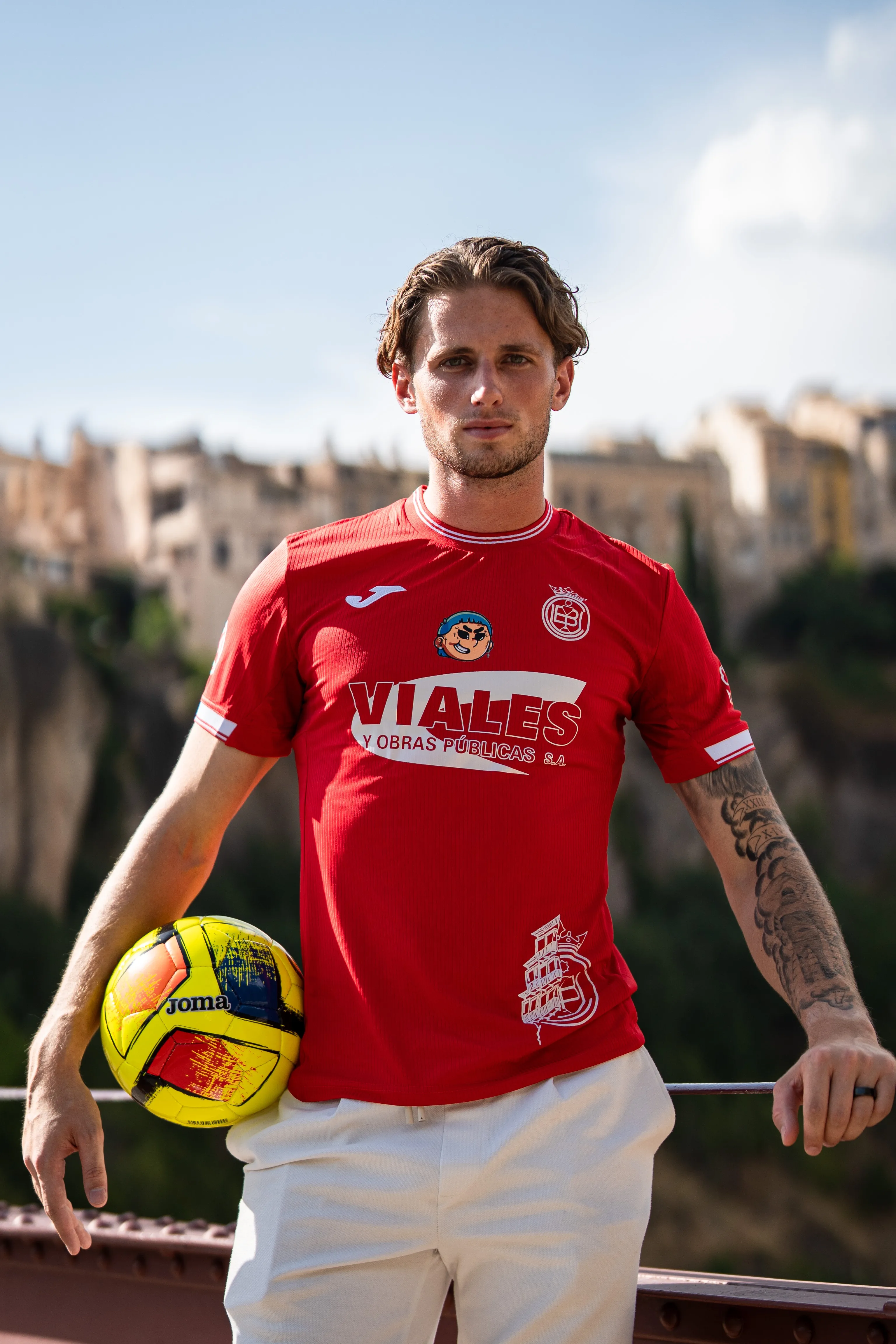 Camiseta Conquense Roja - Hombre con balón mirador