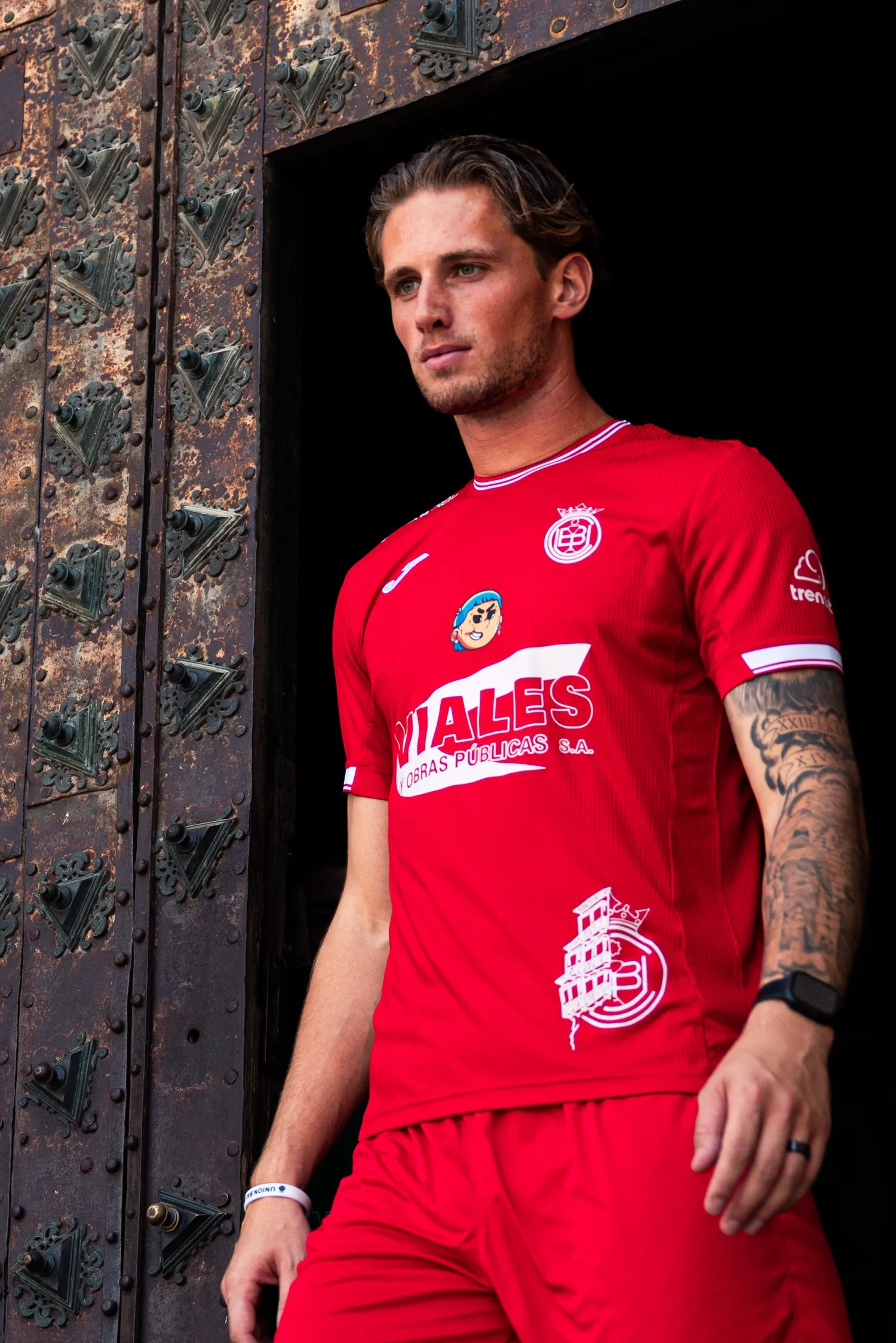 Camiseta Conquense Roja - Pose puerta histórica