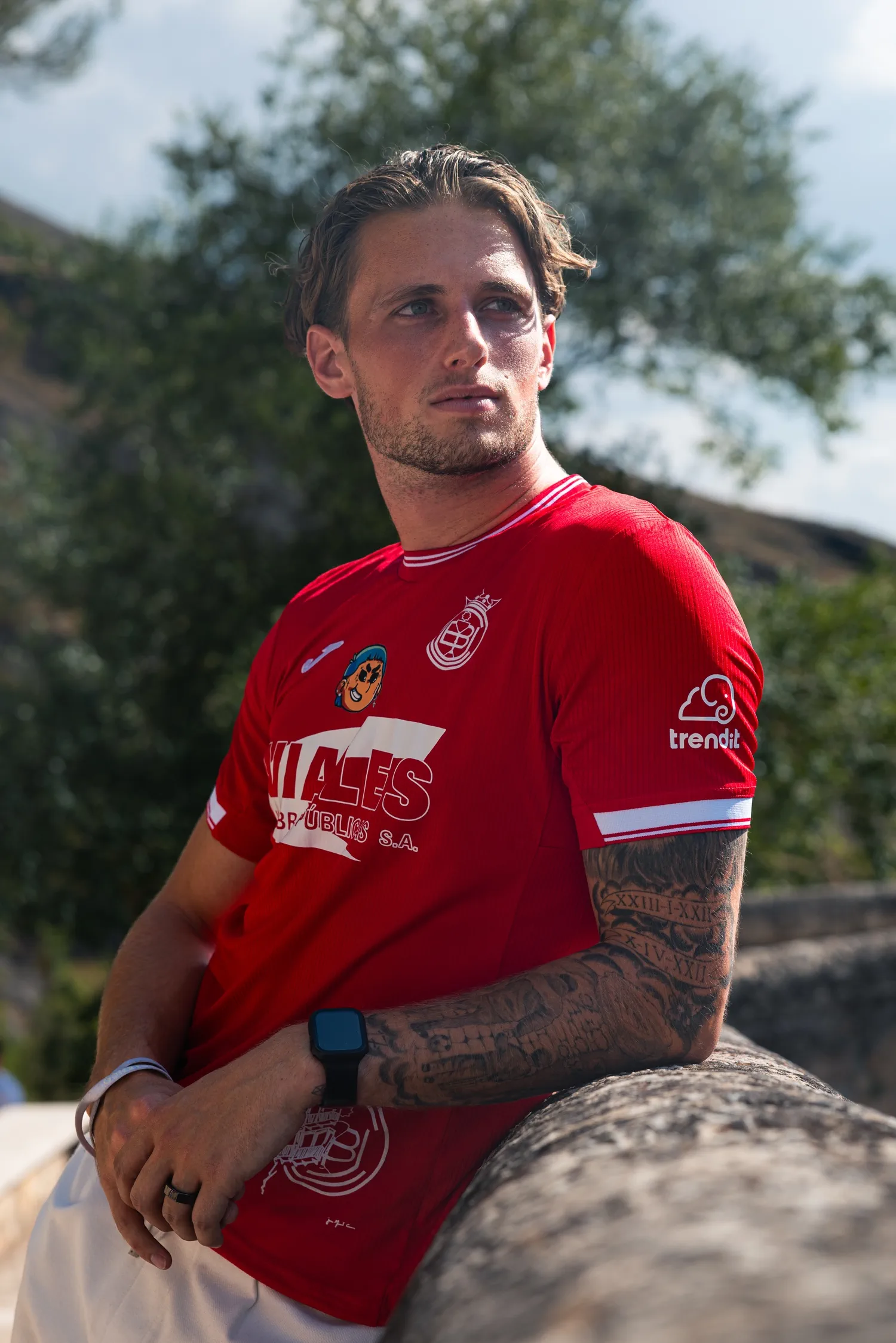 Camiseta Conquense Roja - Pose sentado piedra