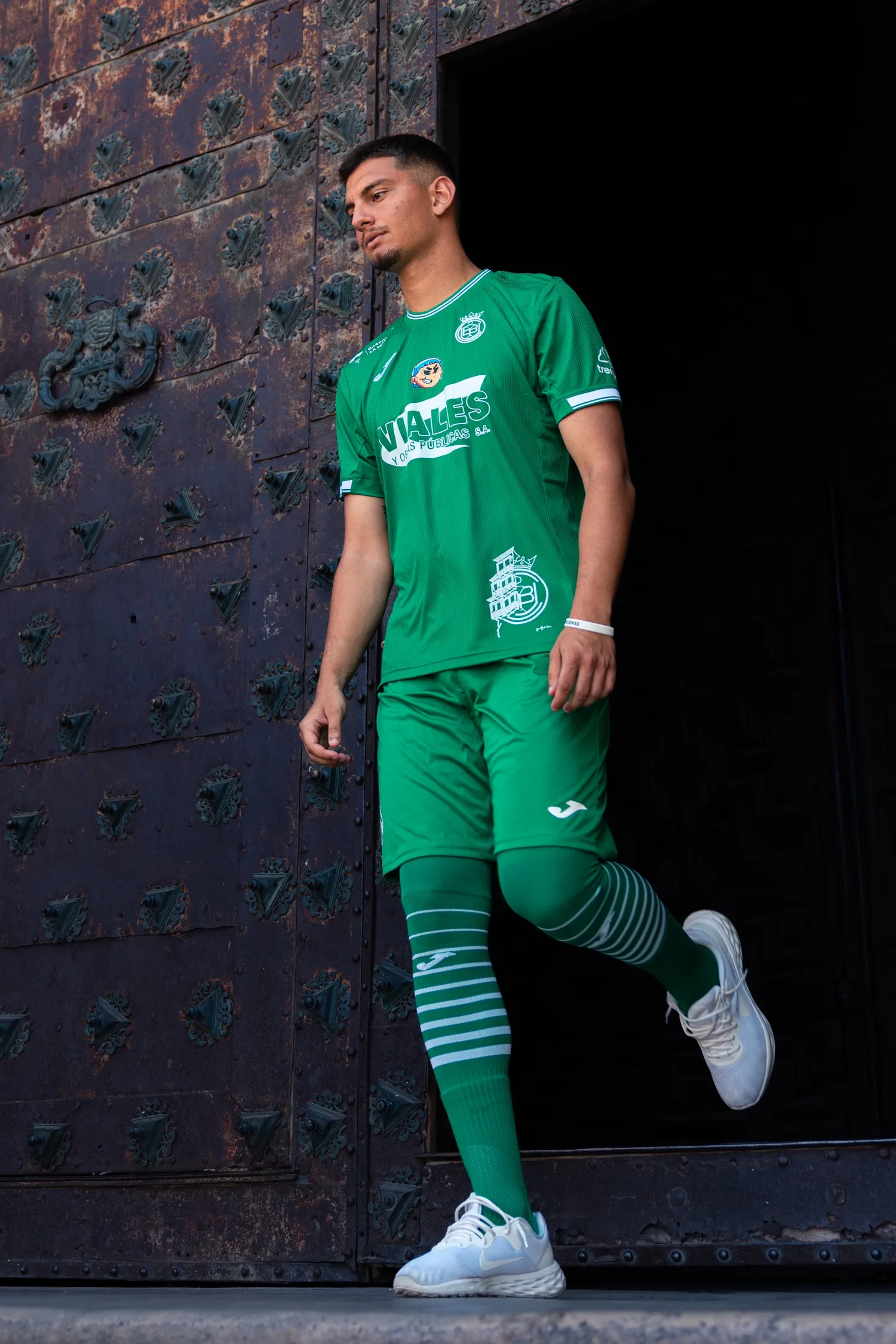 Camiseta Conquense Verde - Pose puerta histórica